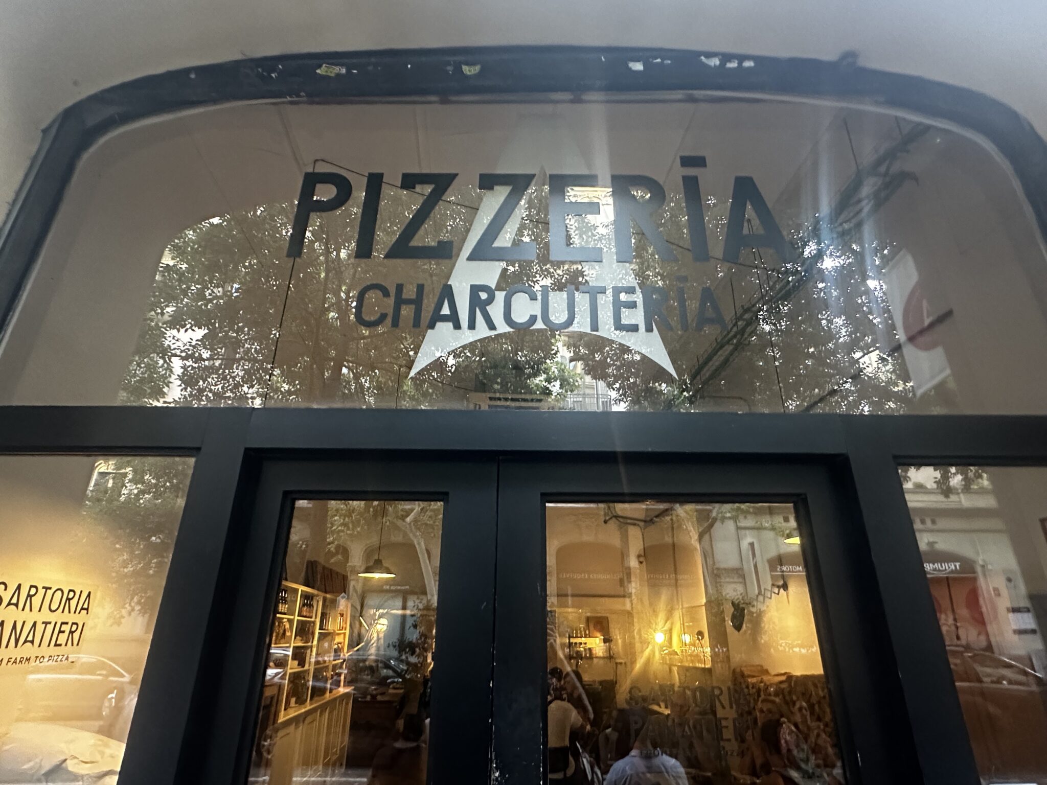is this barcelona pizzeria really the 3rd best on earth